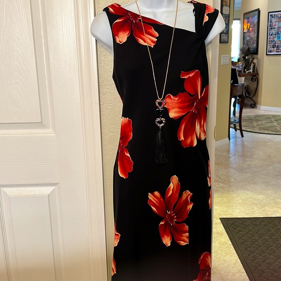 A black crepe hi/Lo dress with maroon magnolias and cut in shoulder. A beauty 🌺 - Picture 9 of 15